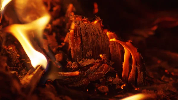 Alev yanan odun kömürü yığınları. Makro fotoğrafçılık tekniği.