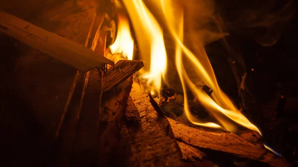 Alev yanan odun yığınları.