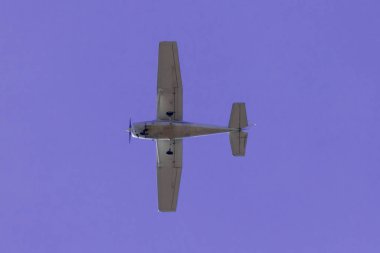 Masmavi gökyüzünde uçan küçük tek motorlu uçak. Uçak sinek düşük irtifada geçmek.