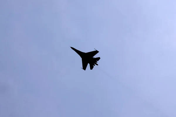 Sylwetka Wojskowego Myśliwca Flying Solo Niebie Obrazy Stockowe bez tantiem