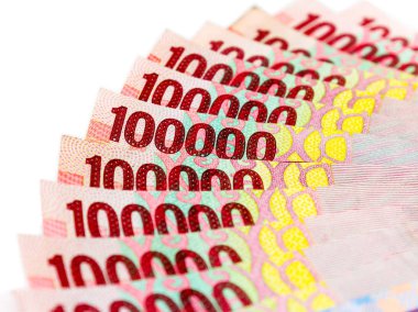 Endonezya Rupiah (IDR) banknotlar beyaz zemin üzerine yığınları.