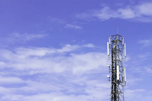 Radyo telekomünikasyon altyapı kule güzel mavi gökyüzü arka plan üzerinde karşı.