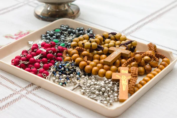 Genellikle dua için Katolik dini kullanılan tespih kolyeler çesidi.