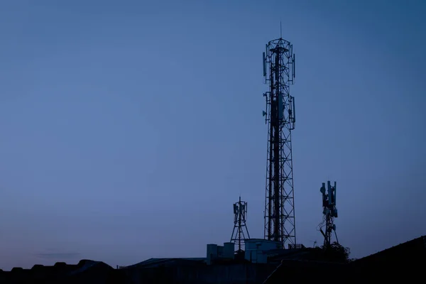 Infrastruktura Telekomunikacyjna Radio Wieże Dachu Budynku Obrazek Stockowy