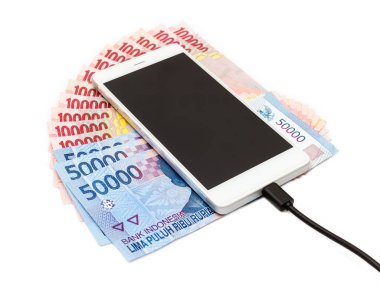Endonezya Rupiahı (IDR) banknotlar beyaz izole arka planda yığınları yukarıda Smartphone.