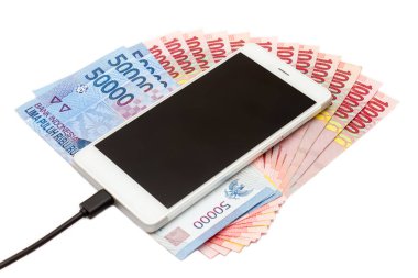 Endonezya Rupiahı (IDR) banknotlar beyaz izole arka planda yığınları yukarıda Smartphone.