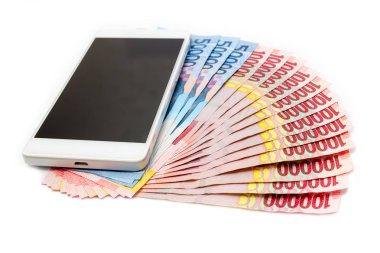 Endonezya Rupiahı (IDR) banknotlar beyaz izole arka planda yığınları yukarıda Smartphone.