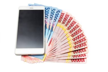 Endonezya Rupiahı (IDR) banknotlar beyaz izole arka planda yığınları yukarıda Smartphone.