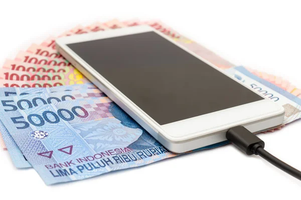 Endonezya Rupiahı (IDR) banknotlar beyaz izole arka planda yığınları yukarıda Smartphone.