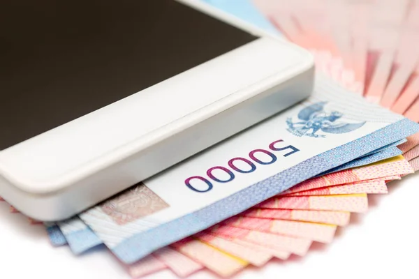 Smartphone Powyżej Stosy Banknotów Indonezja Rupiah Idr Białym Tle Obrazek Stockowy
