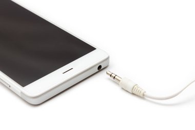 Mini ses kablosunun smartphone--dan bağlı. Beyaz arka plan izole.