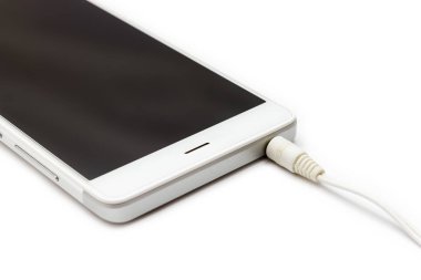 Mini ses kablosu Smartphone-e doğru bağlı. Beyaz arka plan izole.