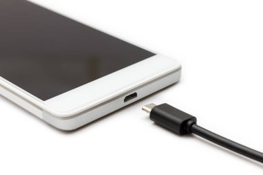 Mikro Usb veri kablosu bağlantısı kesildi smartphone--dan. Beyaz arka plan izole.