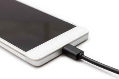 Mikro Usb veri kablosu Smartphone-e doğru bağlı. Beyaz arka plan izole.