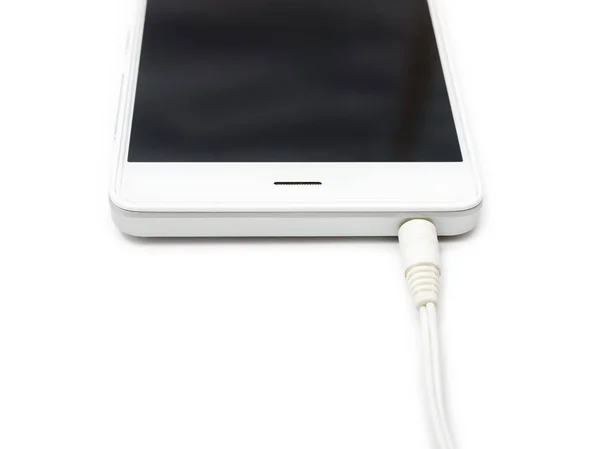 Mini ses kablosu Smartphone-e doğru bağlı. Beyaz arka plan izole.