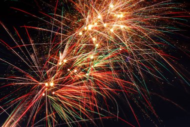 Renkli ışıklar gece gökyüzünde birden fazla havai fişek patlama. Uzun pozlama tekniği ile vurdu.