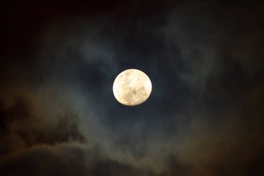 Muson sezonu bulutlu geceleri bulutlar tarafından kaplı ay. Uzun pozlama fotoğraf.