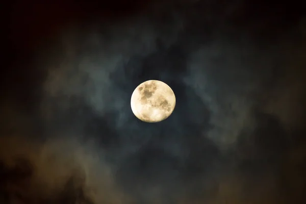 Muson sezonu bulutlu geceleri bulutlar tarafından kaplı ay. Uzun pozlama fotoğraf.