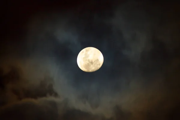 Muson sezonu bulutlu geceleri bulutlar tarafından kaplı ay. Uzun pozlama fotoğraf.