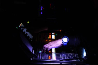 Bir canlı performans sahne alanı'ndan gelen sesler çıktısını denetlemek için ses mühendisi taşınabilir dijital ses karıştırıcı aygıt işletim.