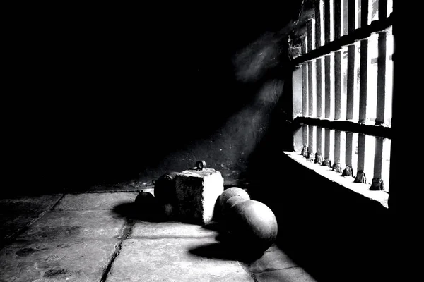 Demir topları ve eski bir sömürge hapishane tarz bir beton blok pranga. Siyah beyaz fotoğraf.