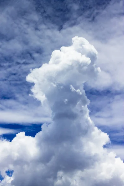 Kecil Berukuran Menjulang Awan Cumulus Dengan Awan Cirrocumulus Latar Belakang — Stok Foto