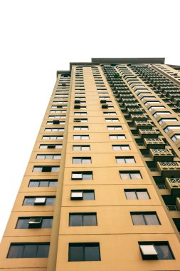 Çok penceresi olan apartman zaman aşağıdan görünüyor. Binada yaklaşık 25 kat yüksekliği mevcuttur.