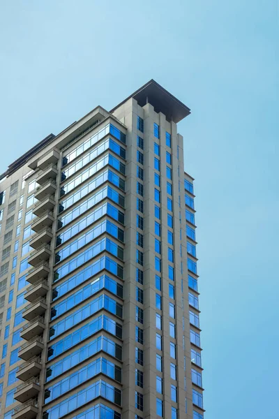 Bâtiment Vitré Verre Avec Couleur Ciel Bleu Artificiel Comme Arrière Photos De Stock Libres De Droits