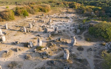 Benzersiz kaya oluşumlarından oluşan bir dron topluluğundan ateş ediyorlar.