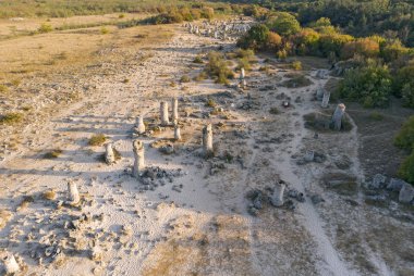 Benzersiz kaya oluşumlarından oluşan bir dron topluluğundan ateş ediyorlar.