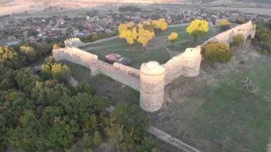 Yüksek bir tepenin tepesinde korunmuş duvarları ve gözetleme kuleleri olan bir ortaçağ kalesi. Kalenin duvarları taş bloklardan yapılmıştır. Kalenin bölgesi ulusal bir parka dönüştürüldü..