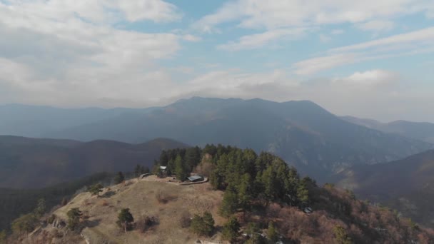 高山的山峰上覆盖着茂密的森林 山脚下山谷的全景图 — 图库视频影像