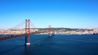 Güzel görünümünü De Ponte 25 de Abril veya 25 Nisan Köprüsü, bir asma köprü Almada Tagus Nehri (Güney) sol kıyısında Belediyesi şehir Lizbon, Portekiz, başkenti bağlanma.
