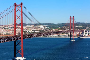 Güzel görünümünü De Ponte 25 de Abril veya 25 Nisan Köprüsü, bir asma köprü Almada Tagus Nehri (Güney) sol kıyısında Belediyesi şehir Lizbon, Portekiz, başkenti bağlanma.
