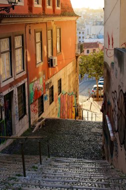 Merdiven ve Lizbon, Portekiz, Güney Avrupa'nın geleneksel tarihsel Alfama bölgesinde sokak sanatı graffiti ile renkli evleri