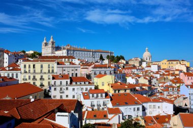 Geleneksel eski sarı evler ve kırmızı çatılar ile Lizbon, Portekiz, Alfama bölgesinin muhteşem manzarası.