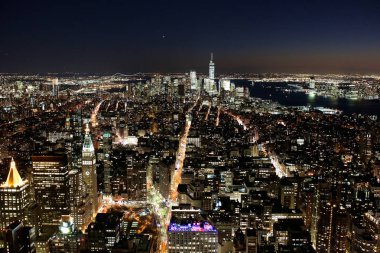 Empire State Binası Manhattan, Broadway, Financial District bir Dünya Ticaret Merkezi gibi Brooklyn Köprüsü ve Jersey City ile doğru üstten geç akşam ya da erken gece görünüm.