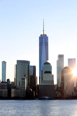 New York City panorama alt Manhattan, bir Dünya Ticaret Merkezi ve Hudson Nehri üzerinde mali bölge manzarası ile. Newport gezinti, Jersey City gündoğumu görünümü.