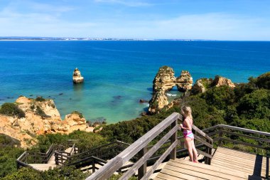 Praia harika manzarasını bitir Camilo Portekiz güneyinde. Lagos, Algarve bölgesinde en muhteşem yerlerden biri önde gelen doğal ahşap yol alarak çocuk.