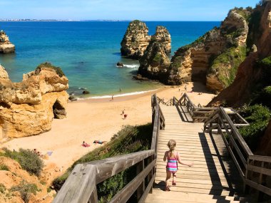 Praia harika manzarasını bitir Camilo Portekiz güneyinde. Lagos, Algarve bölgesinde en muhteşem yerlerden biri önde gelen doğal ahşap yol alarak çocuk.