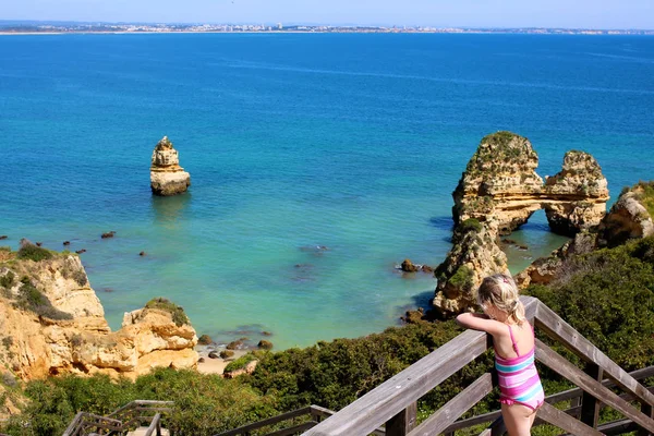 Magnifique Vue Sur Praia Camilo Sud Portugal Des Enfants Empruntent — Photo