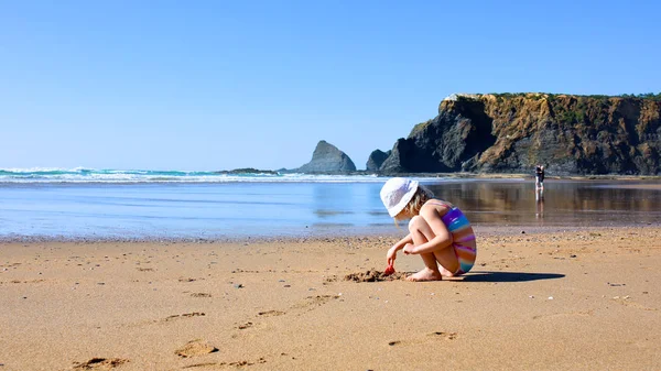 Maravillosa Vista Praia Odeceixe Sur Portugal Niños Felices Jugando Salpicando —  Fotos de Stock
