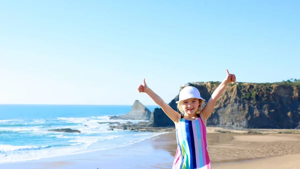 Une Petite Fille Touristique Portant Chapeau Une Robe Été Profitant — Photo