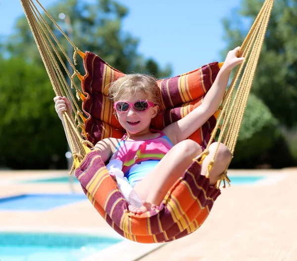 Niña Feliz Relajándose Hamaca Junto Piscina Lindo Niño Disfrutando Vacaciones —  Fotos de Stock