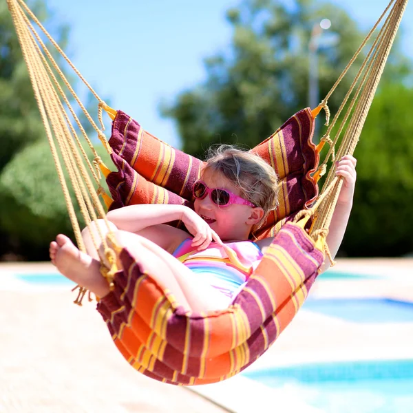 Niña Feliz Relajándose Hamaca Junto Piscina Lindo Niño Disfrutando Vacaciones — Foto de Stock