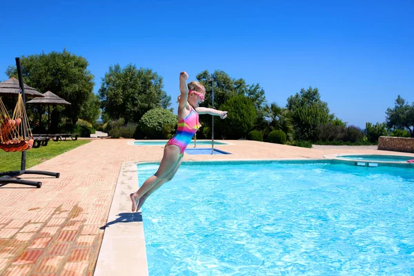 快乐的小女孩跳在游泳池里 可爱的孩子在美丽的别墅或度假胜地享受暑假 家庭与孩子的豪华暑假 — 图库照片