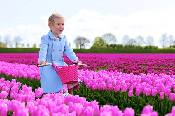 Schattig Lachende Klein Meisje Met Mooie Blauwe Vacht Fietsen Door — Stockfoto