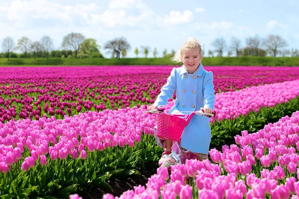 Menina Sorridente Bonito Belo Casaco Azul Ciclismo Através Campo Flores — Fotografia de Stock