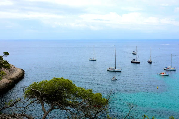 Vackra Bukten Cala Mitjana Menorca Balearerna Spanien Båtar Som Seglar — Stockfoto