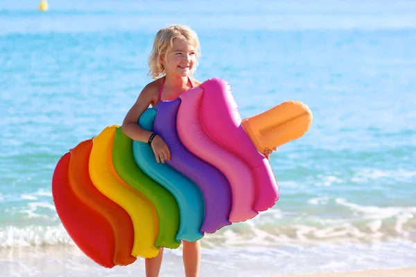 Menina Pequena Feliz Que Joga Com Mattess Inflável Colorido Mar — Fotografia de Stock